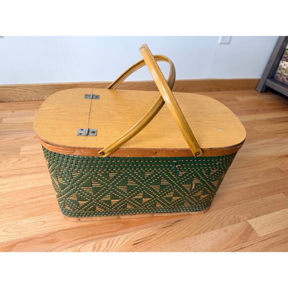 Burlington Handbags - Vintage Hawkeye Picnic Basket w/Utensils